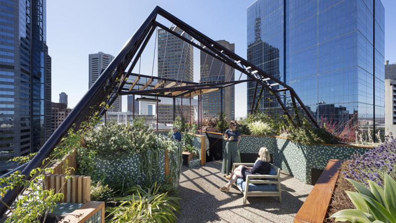 最新樓頂花園設計與展示，綠意盎然，繁花似錦的空中花園體驗