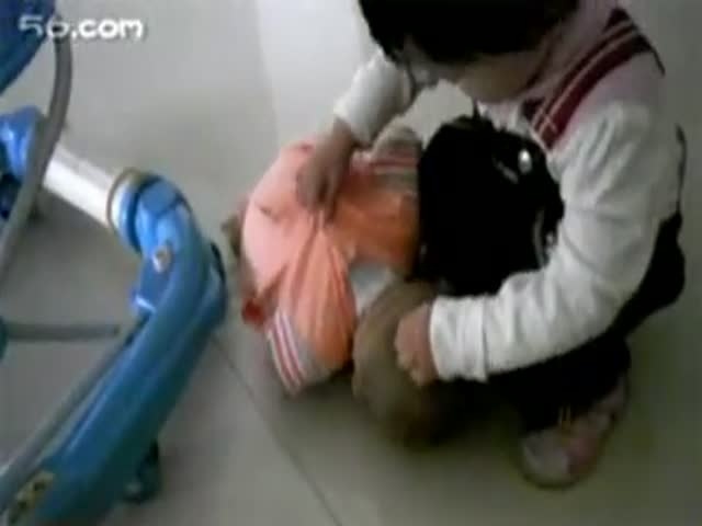 狂虐嬰兒視頻引發(fā)社會憤怒，道德和法律界限不可逾越