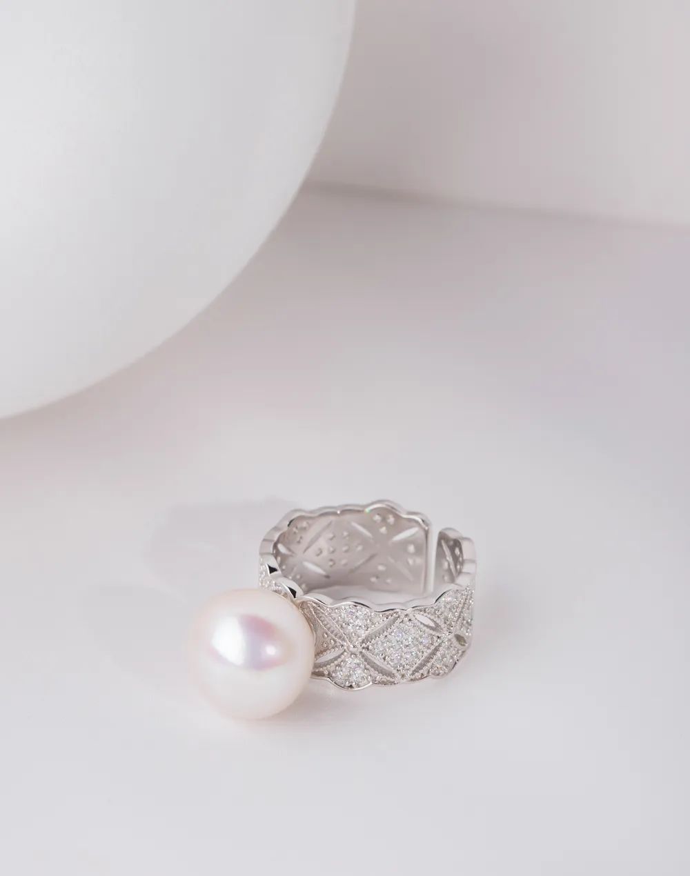 2024最新款戒指,探索小巷中的寶藏，2024最新款戒指