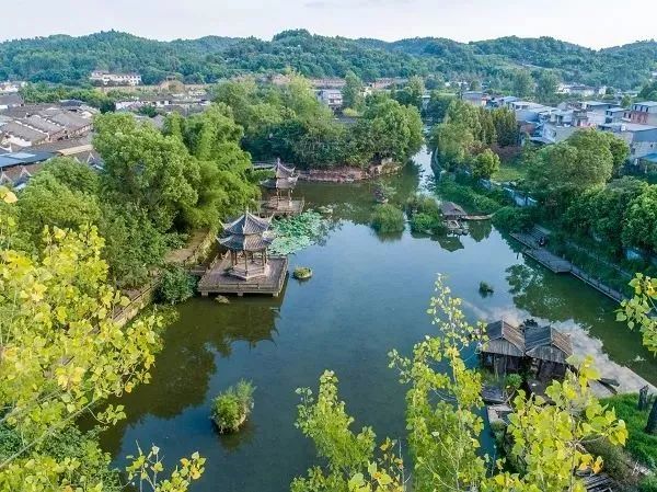 黃龍溪華僑城最新消息,黃龍溪華僑城最新消息，發(fā)展的雙刃劍效應分析