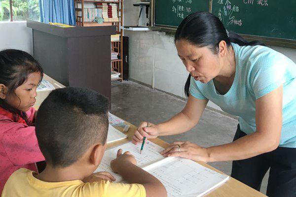 張老師，教育領(lǐng)域的璀璨新星閃耀教育界的光輝典范