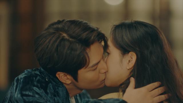 最新吻戲心動(dòng)瞬間，甜蜜愛情誓言的每一吻！