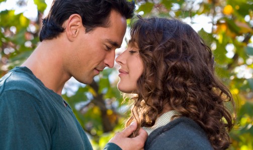 時(shí)代變遷下的新型親吻，情感表達(dá)的新方式