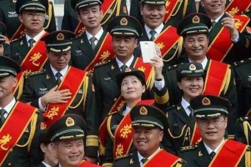 軍官轉業(yè)政策最新探索，小巷獨特風味與轉業(yè)安置新動向