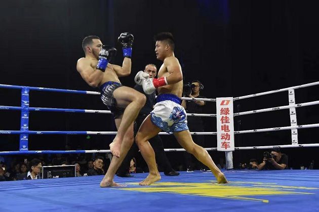 位寧輝最新比賽視頻，小巷深處的格斗與美食奇遇