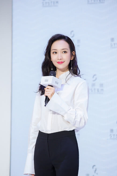 王鷗明星大偵探造型，自然美景中的心靈探索之旅