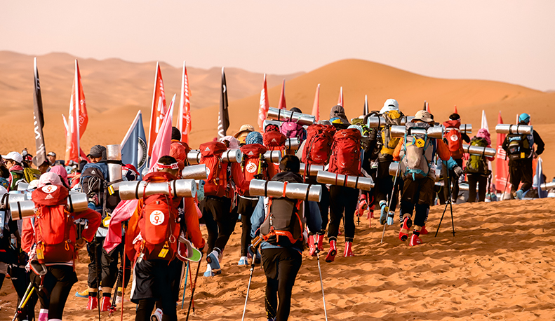 沙海競速，沙漠比賽中的歡樂與同伴時光
