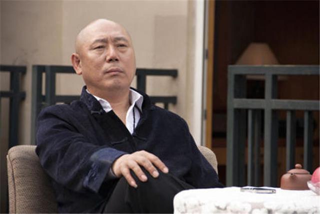 李成儒，從舞臺(tái)到熒屏的自信蛻變與成就感滿滿之路