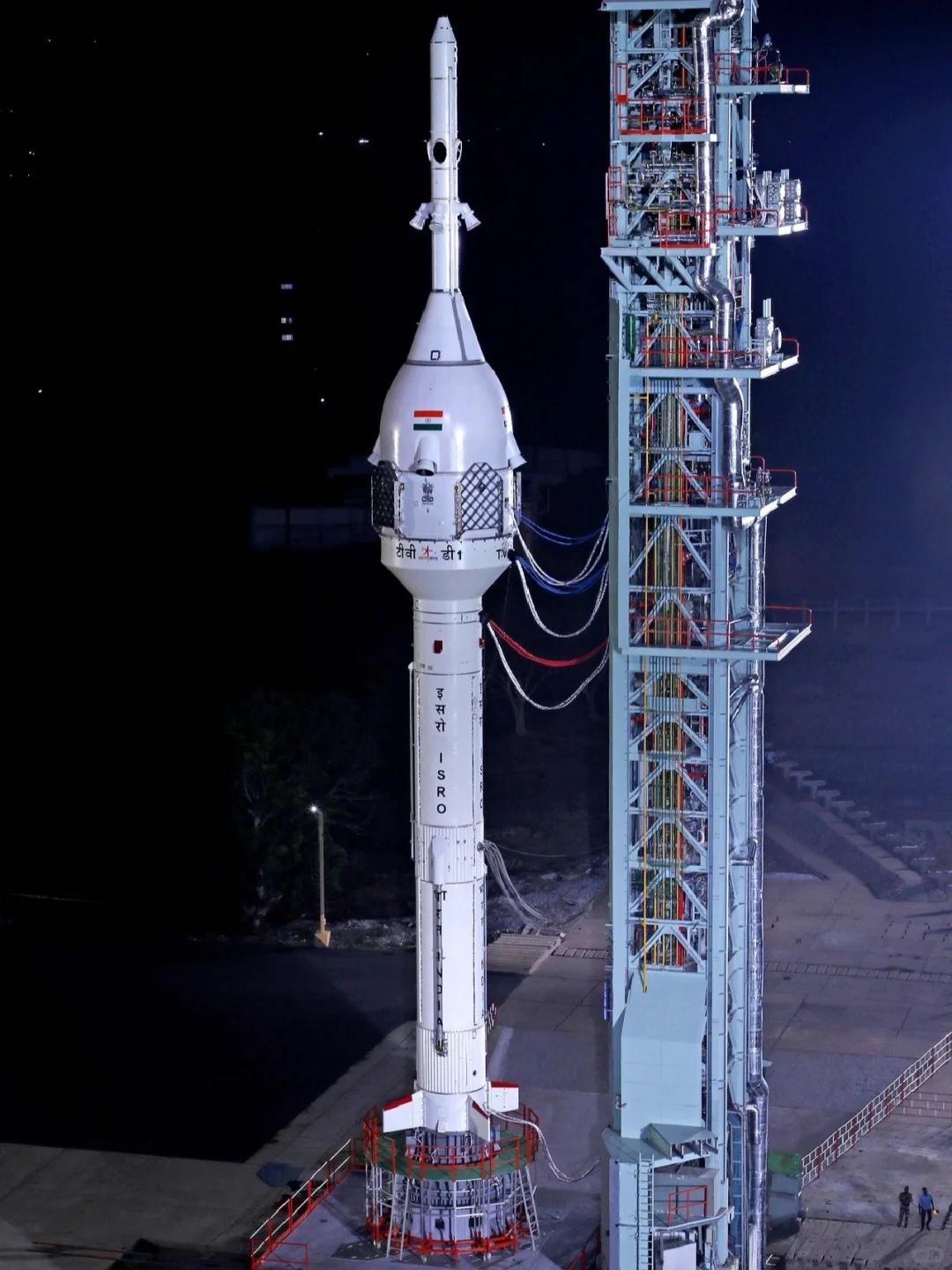 最新衛(wèi)星火箭，雙刃劍效應(yīng)下的發(fā)展觀點(diǎn)解析