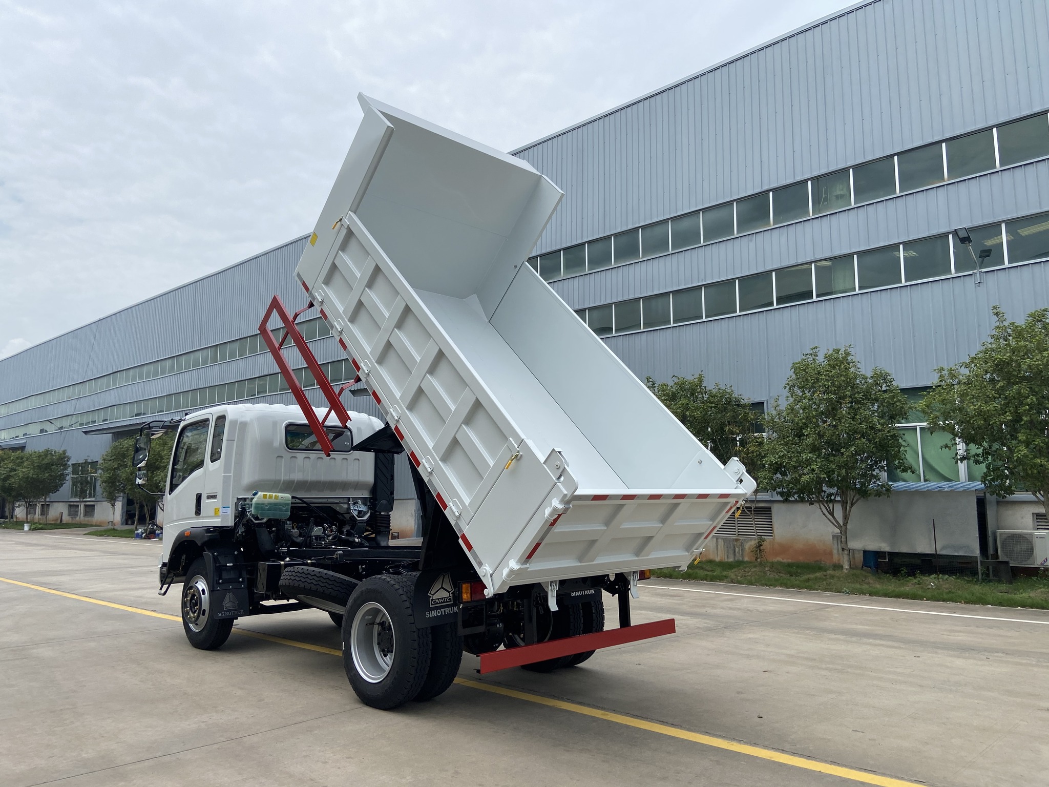 最新款自卸卡車(chē)，自然美景探索之旅的得力伙伴