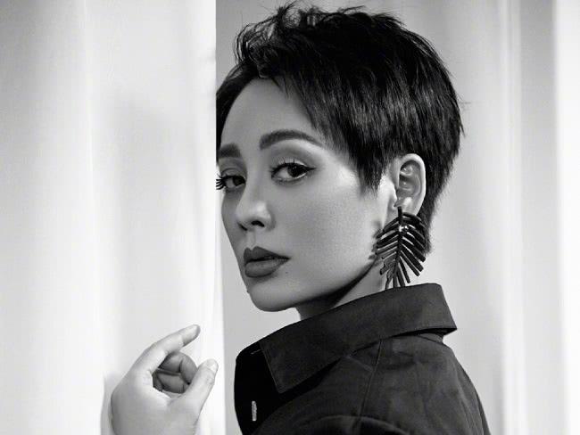 成旭演員，科技之光下的生活重塑者