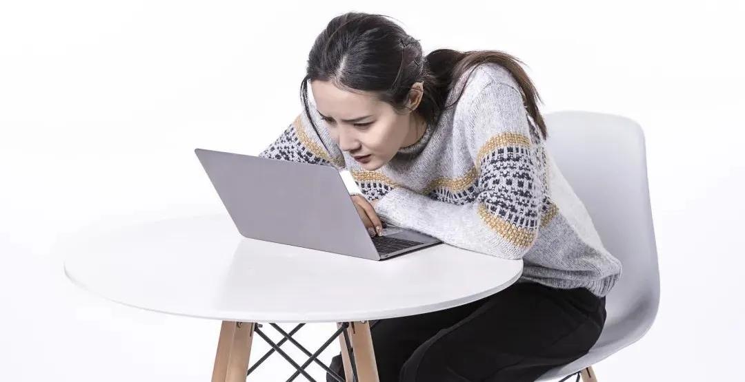 駝背男明星的人生舞臺(tái)，身體特征與星光熠熠的輝煌探索