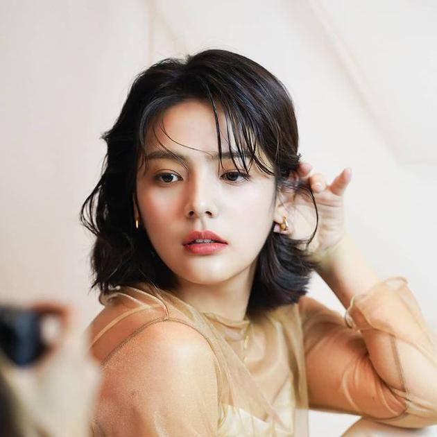 韓國(guó)年輕女演員引領(lǐng)科技潮流，未來(lái)高科技產(chǎn)品的魅力展示