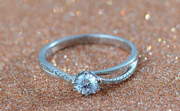 小巷深處的珠寶秘境之旅，探尋結(jié)婚鉆戒的價(jià)格