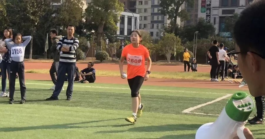 小蝸牛的田徑夢(mèng)，綠意盎然賽場(chǎng)上的奇遇之旅