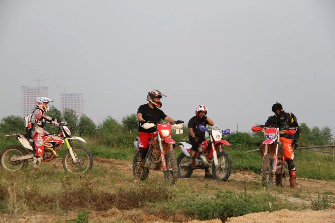 越野摩托車比賽，小巷中的熱血激情與神秘探險之旅