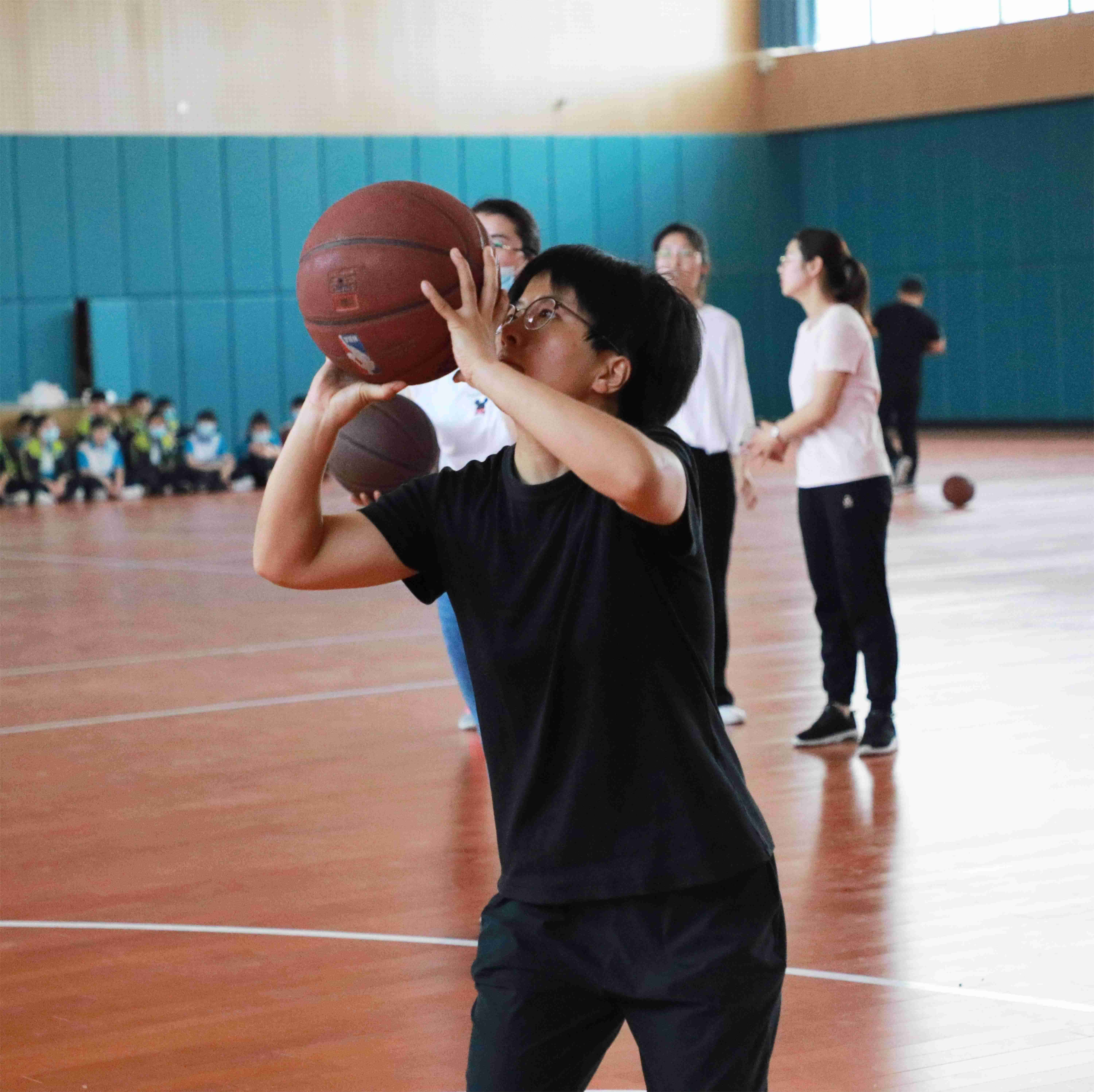 個(gè)人投籃比賽，班級(jí)競(jìng)技風(fēng)采展示