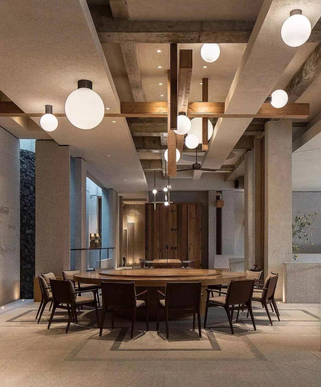 最新過道吊裝設計，小巷深處的獨特探索之旅