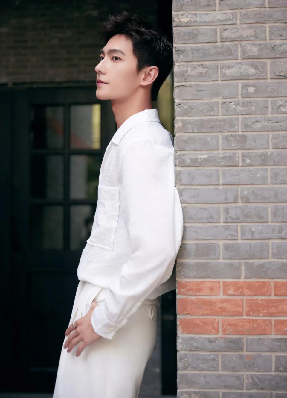 時尚套裝，自信與成就感的完美融合圖片展示