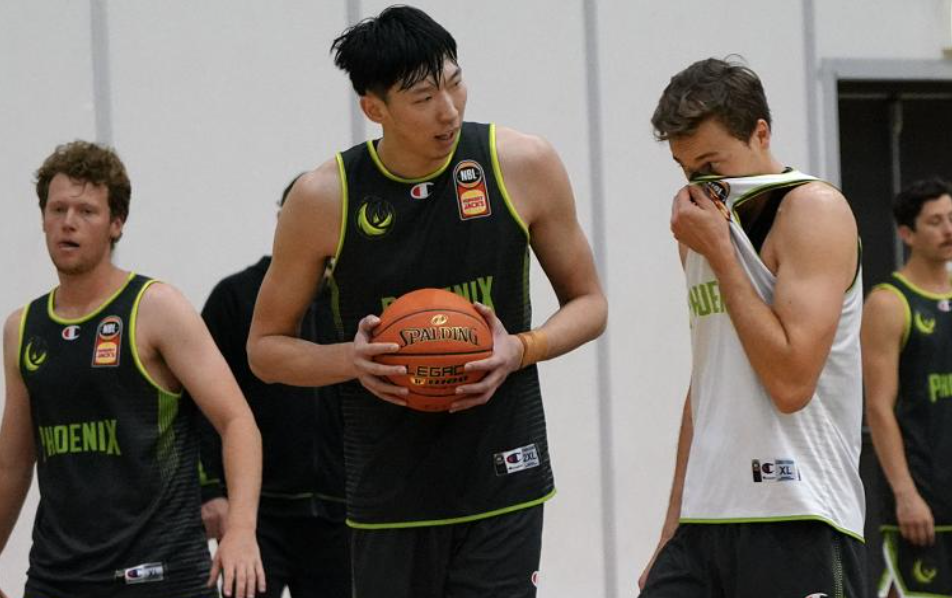 周琦最新視頻展現(xiàn)籃球巨星風采！