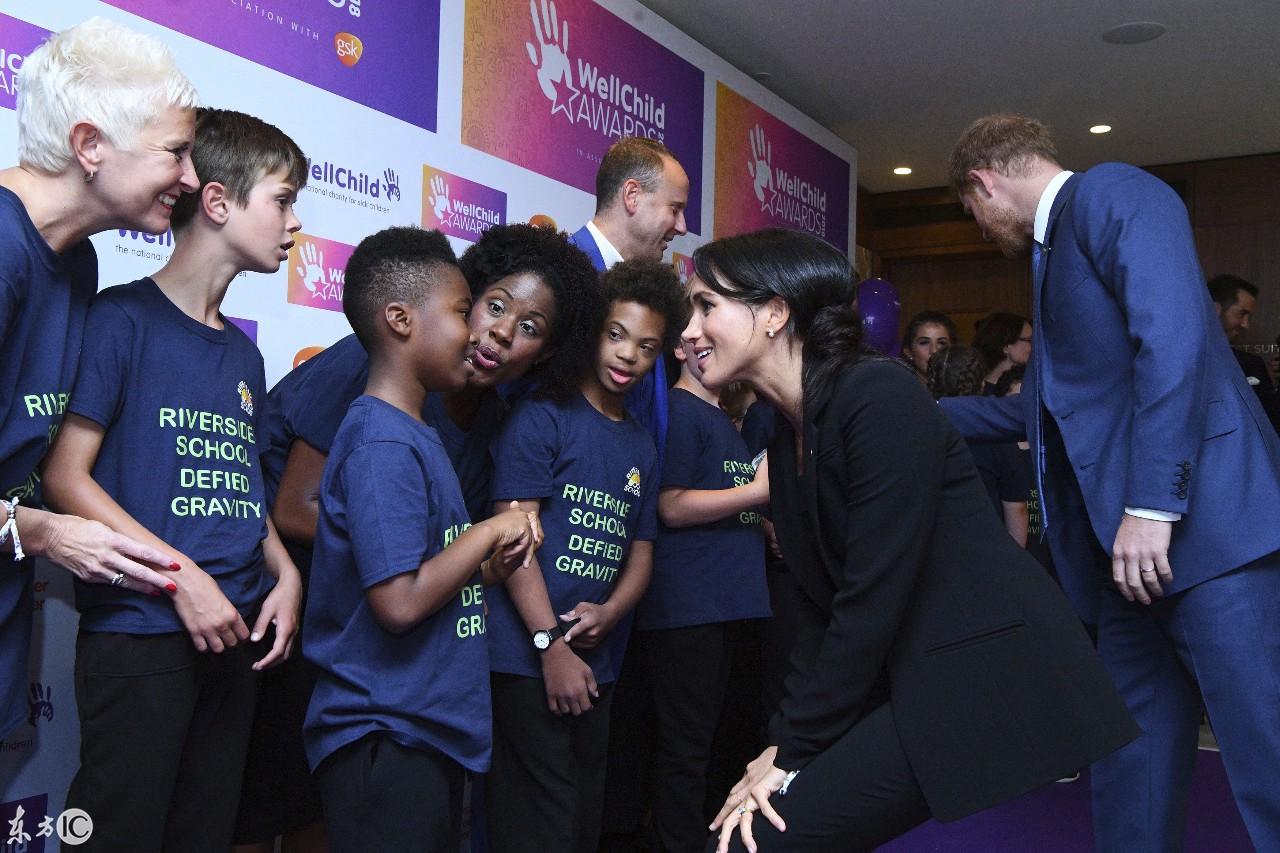 英國(guó)王妃凱特最新服裝引領(lǐng)時(shí)尚潮流，英倫風(fēng)尚再燃！