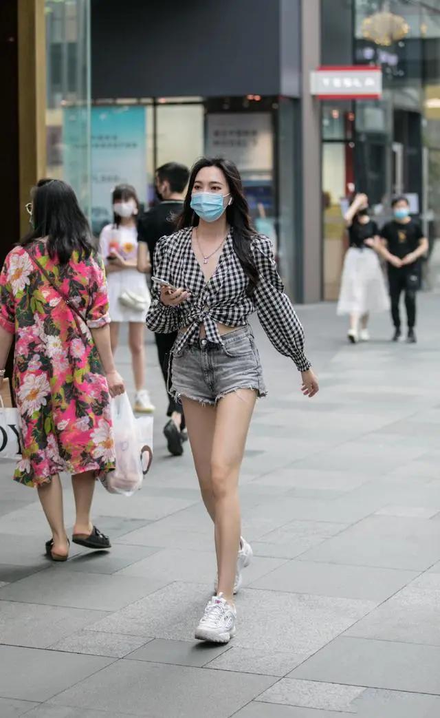 最新女裝短褲時(shí)尚趨勢(shì)與個(gè)人立場(chǎng)探討