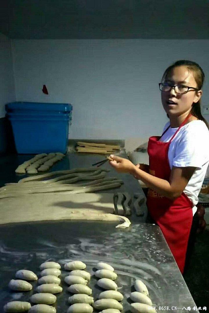 革新烘焙工藝，引領(lǐng)行業(yè)新潮流，最新烤面筋機(jī)亮相！