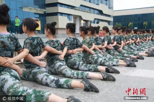 獨(dú)家揭秘，探索小巷深處的軍訓(xùn)新風(fēng)尚——2025軍訓(xùn)最新視頻亮相！