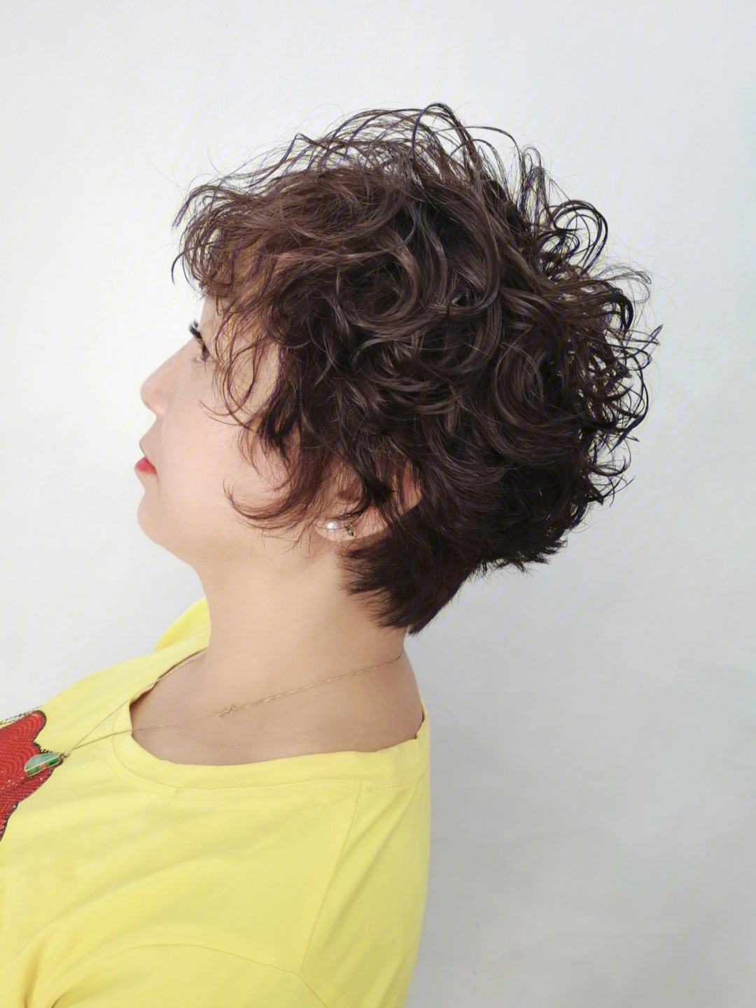 最新短發(fā)燙發(fā)造型，時尚界的火熱焦點(diǎn)！